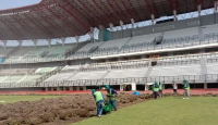 Aneh, Rumput Stadion Gelora Bung Tomo kok Belum Sesuai Standar FIFA - GenPI.co Jatim