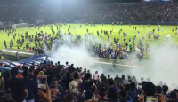 Kesampingkan Rivalitas, Bonek Sampaikan Dukacita Tragedi Stadion Kanjuruhan - GenPI.co Jatim