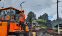 Alat Berat Mulai Bersihkan Material Longsor di 2 Desa Tengger, Lumajang - GenPI.co Jatim