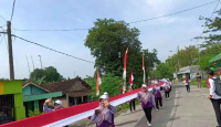 Hari Pahlawan, Warga Mojokerto Buat Bendera Merah Putih 2.022 Meter, Panjang Banget! - GenPI.co Jatim