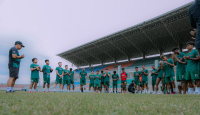 Hadapi Bhayangkara FC, Aji Santoso Siap Turunkan Semua Pemain - GenPI.co Jatim