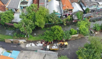 Tanggul Jebol, Jalan Mayjen Sungkono Surabaya Terendam Banjir - GenPI.co Jatim