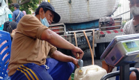 Pedagang Pasar Wonokromo Digerojok Minyak Goreng, Lihat Jumlahnya - GenPI.co Jatim