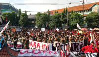 Massa Mahasiswa Minta Ketua DPRD Jawa Timur Keluar Gedung - GenPI.co Jatim