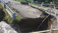 Jembatan Pengubung Desa Ambrol, 4 Bulan Tak Kunjung Diperbaiki - GenPI.co Jatim