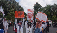 Kisah Buruh Wanita Asal Lumajang, Berangkat Dini Hari, Demo Tolak Kenaikan Harga BBM - GenPI.co Jatim