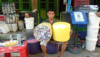 Kisah Sukses, Pria di Surabaya ini Sanggup Raup Belasan Juta dari Botol Bekas - GenPI.co Jatim