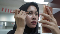 Tips Makeup Tahan Lama, Wajah Glowing Seharian - GenPI.co Jatim