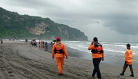 2 Pelajar Semarang Terseret Arus Pantai Parangtritis, 1 Hilang - GenPI.co Jogja