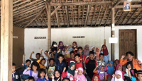 Seru! Mahasiswa UAD Ajari Bahasa Inggris Anak-anak di Gunungkidul - GenPI.co Jogja