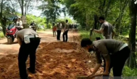 Bantu Pengendara, Satlantas Timbun Jalan Provinsi yang Berlubang - GenPI.co Kalbar