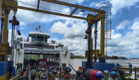 Ogah Macet di Jembatan Kapuas, Warga Serbu Feri Penyeberangan - GenPI.co Kalbar