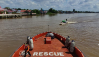 Warga Padati Pesisir Pantai, SAR Siagakan Kapal Penyelamat - GenPI.co Kalbar