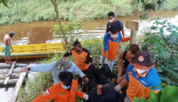 Warga Mendalam, Berangkat Mandi Berujung Mengapung di Sungai - GenPI.co Kalbar