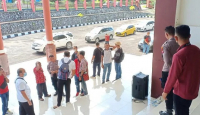 Seruduk DPRD, Masyarakat Desak Pelantikan Wakil Bupati Sintang - GenPI.co Kalbar