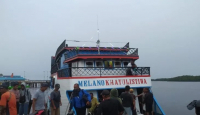 Penumpang Berlomba Dapat Tempat di Kapal Rute Rasau-Teluk Batang - GenPI.co Kalbar