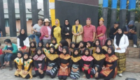 Kain Tenun Ikat Ditampilkan dalam Senentang Fashion Week - GenPI.co Kalbar