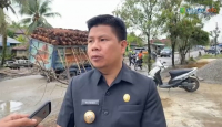 Geram, Satono Hadang Truk Pengangkut Sawit di Desa Dalam Kaum - GenPI.co Kalbar