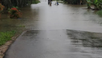 Hujan Deras, Jalan Utama Kecamatan Belitang Terendam Banjir - GenPI.co Kalbar