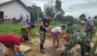 TNI Bantu Warga Bangun Fondasi Gereja di Perbatasan Negara - GenPI.co Kalbar