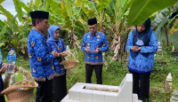Kenang Jasa Pahlawan, Edi-Bahasan Ziarah ke Makam HM Suwignyo dan Atmo Umar - GenPI.co Kalbar