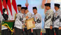 PGRI Berikan Anugerah Dwija Praja Nugraha kepada Satono - GenPI.co Kalbar