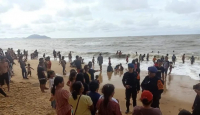 Bocah Terseret Ombak di Pantai Pasir Panjang Diselamatkan Anggota Brimob Singkawang - GenPI.co Kalbar