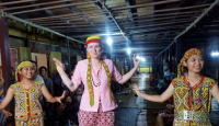 Budaya Suku Dayak Taman Kapuas Buat Mahasiswi Asal Australia Jatuh Hati - GenPI.co Kalbar