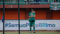 Leo Lelis Absen, Persebaya Siapkan Riswan Lauhin Hadapi Borneo FC di Liga 1 - GenPI.co Kalbar