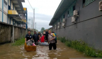 Banjir Rob Rendam Jalan Raya Singkawang-Bengkayang hingga Masuk Rumah Warga - GenPI.co Kalbar