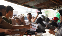 Aksi Edi Kamtono-Evan Hobby Makan Borong dan Gratiskan Takjil Dikerumuni Warga - GenPI.co Kalbar