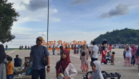 Lebaran 2023, Pantai Pulau Datok Dipadati 22 Ribu Pengunjung - GenPI.co Kalbar