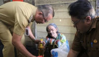 Lansia di Kota Singkawang Menerima Bantuan dari Pemkot - GenPI.co Kalbar