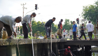 Peringati HUT RI, 200 Peserta Gotong Royong Bersihkan Parit dan Drainase di Pontianak - GenPI.co Kalbar