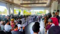 Warga Demo di Kantor Bupati Paser Minta Penambangan Pasir Dibebaskan - GenPI.co Kaltim