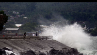 Warga Natuna Waspada! Gelombang Laut Setinggi Pohon Kelapa - GenPI.co Kepri