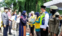 Ratusan Petugas Kebersihan di Mataram Terima Bantuan Pemprov NTB - GenPI.co NTB