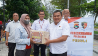 Reskrimum Polda NTB Bagikan Ratusan Paket Sembako ke PKL - GenPI.co NTB