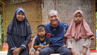 Main Lato-Lato, Haji Bambang Kristiono Janji Biayai Sekolah Yatim Piatu - GenPI.co NTB