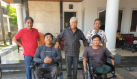 Rachmat Hidayat PDIP Beri Kursi Roda untuk Musisi Difabel - GenPI.co NTB