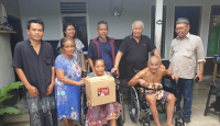 Rachmat Hidayat PDIP Beri Pasutri dan Pensiunan Guru Kursi Roda Elektrik - GenPI.co NTB