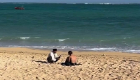 Memalukan! Kakek-Kakek Rekam Payudara Turis di Pantai Kuta Mandalika - GenPI.co NTB