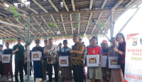 Reskrimum Polda NTB Bagikan 250 Paket Sembako ke Nelayan - GenPI.co NTB