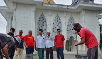 Rachmat Hidayat Salurkan Bantuan untuk Tempat Ibadah - GenPI.co NTB