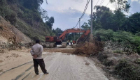 Hujan Lebat, Jalur Lintas Sumatera Barat ke Riau Longsor - GenPI.co Riau
