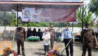 Kejari Inhu Musnahkan Barang Bukti, Ada Sabu hingga Airsoft Gun - GenPI.co Riau