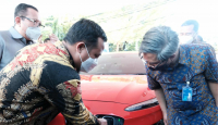 Pro Jokowi, Gubernur Sulsel Pakai Mobil Listrik untuk Kerja - GenPI.co Sulsel