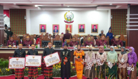 2 Jempol! Gubernur Sulsel Beri Bantuan ke Korban KKB Papua - GenPI.co Sulsel