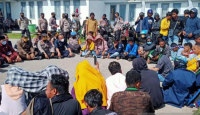 Ratusan Massa Demonstran Lesehan Bareng Wali Kota Baubau, Keren! - GenPI.co Sultra