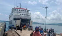 Kapal Feri Masih Sandar di Dermaga Plencengan Baubau Sultra, Duh - GenPI.co Sultra